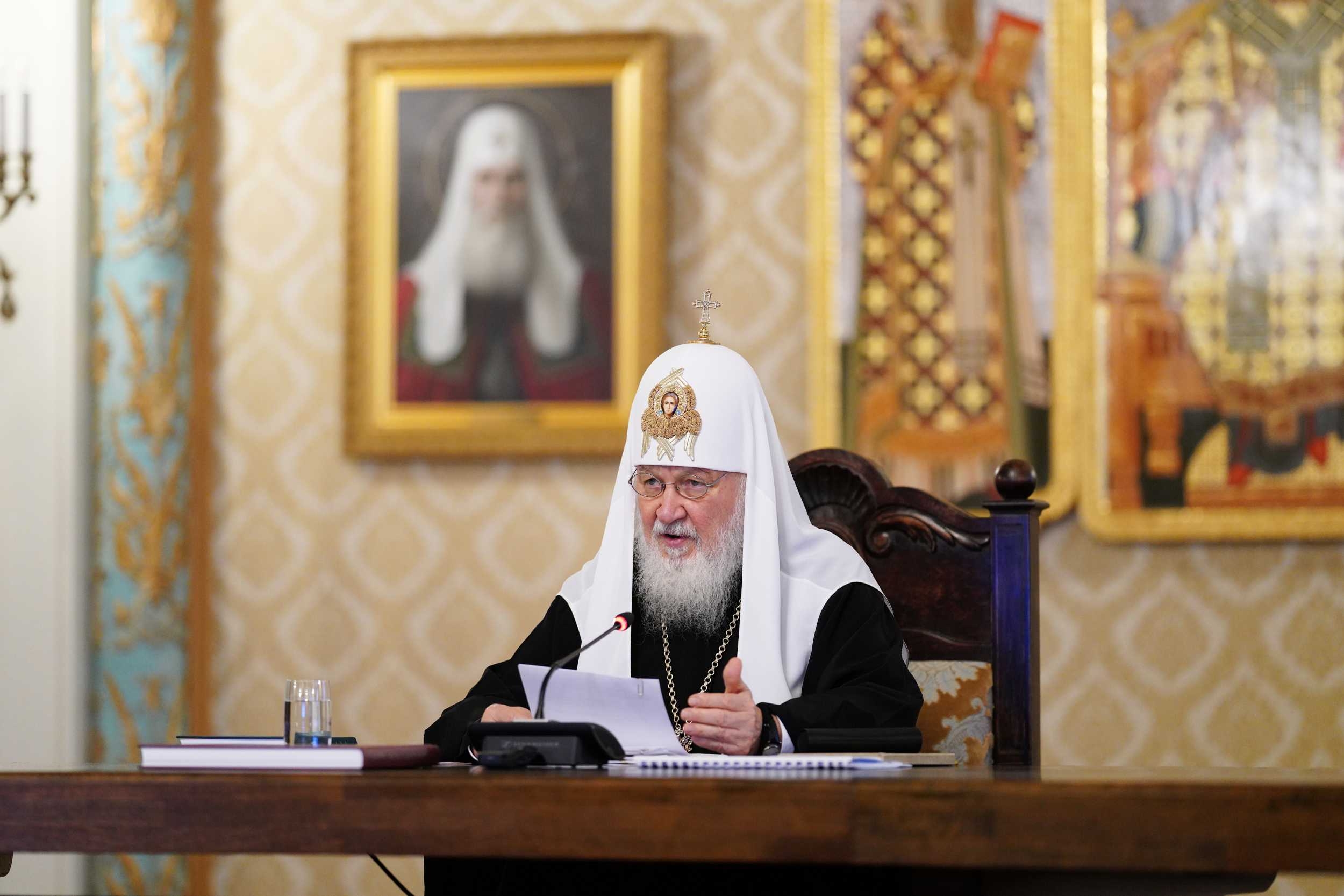 В России и других европейских странах XX век был, к сожалению, связан с большими проблемами. Войны, столкновения двух систем очень изменили характер отношений в Европе, возникли средостения между странами и народами. Но одновременно, при всех этих средостениях, на Россию оказывалось псевдокультурное идеологическое влияние, и в этом смысле и в этом контексте надо рассматривать, в том числе, и ухудшение демографической ситуации в России.
Достаточно вспомнить, что в XX веке, опять-таки не без западного влияния, были легализованы аборты. Женщина, которая всегда была хранительницей очага, формирующей всю семейную жизнь, была вынуждена пойти на работу, становясь уже не столько центром семейной жизни, сколько добытчиком материальных средств. Все это привело, в том числе, и к увеличению количества абортов. А легализация абортов повлекла за собой падение нравственности, последствия чего мы сейчас и наблюдаем.
Можно даже сказать, что мы столкнулись с проблемой пропаганды разврата. Конечно, никто так прямо не говорил — это называли «свободными отношениями». Появилось большое количество фильмов и книг, где все эти отношения никак не порицались, а, наоборот, романтизировались.
Даже идея материнства была в каком-то смысле скомпрометирована с либеральных позиций. Якобы женщин, с точки зрения прав, свобод и равенства с мужчинами, не надо сковывать семейными узами. Исподволь стала проникать идея, мол, семья семьей, но, кроме того, есть и профессии, и наука, и образование — вот женщина не должна себя отрывать себя ради семьи от всего, что имеет общественное значение.
Однако началось выхолащивание не только материнства — такому же влиянию стало подвергаться и отцовство.
Чтобы обратить вспять тенденции, которые направлены на разрушение семьи, необходимы, на мой взгляд, экстраординарные меры. Государство и общество должны предпринимать правовые, экономические, социальные меры, направленные на поддержку семьи, на утверждение семейных ценностей, на поощрение многодетности. Есть сейчас и фильмы, и передачи на телевидении, которые объединяют семью и говорят о детях, о семейных ценностях. Но чтобы это стало лейтмотивом, чтобы тема семьи действительно считалась наиважнейшей, чтобы вопрос изменения отношения к браку, к деторождению рассматривался как жизненно важный для нашей страны, — лично я такого пока не ощущаю.
В Церкви есть множество примеров прочной, любящей многодетной семьи. Эти примеры — живое свидетельство того, что семья может быть возрождена. Но этот опыт должен быть масштабирован, распространен на все общество, чтобы оказывать системное воздействие. Необходимо, чтобы идеал христианской семьи вновь стал нормой жизни для нашего народа и нашего общества.
-—
Из Выступления Святейшего Патриарха Кирилла на заседании Высшего Церковного Совета, 7 ноября 2025 года